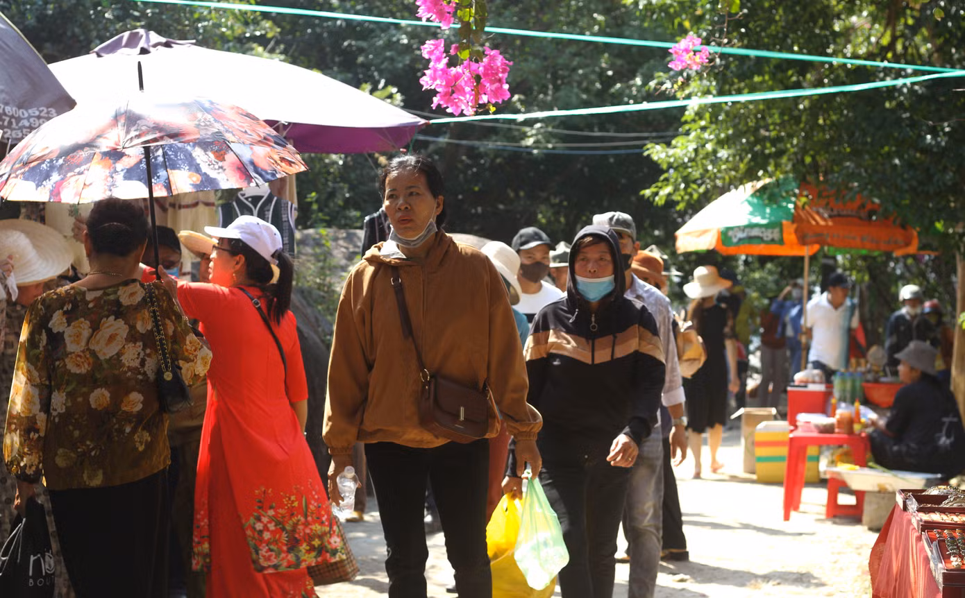 Ông Nguyễn Văn Thắng (40 tuổi, Gia Lai) cho biết mọi năm cứ đến dịp này gia đình lại sắp xếp công việc để đi lễ chùa Ông Núi. Sáng nay, gia đình cũng mang ít hoa quả làm lễ, trước hết để cầu mong một năm bình an, sức khỏe cho bản thân và gia đình, ngoài ra cũng là dịp tham quan, du lịch.