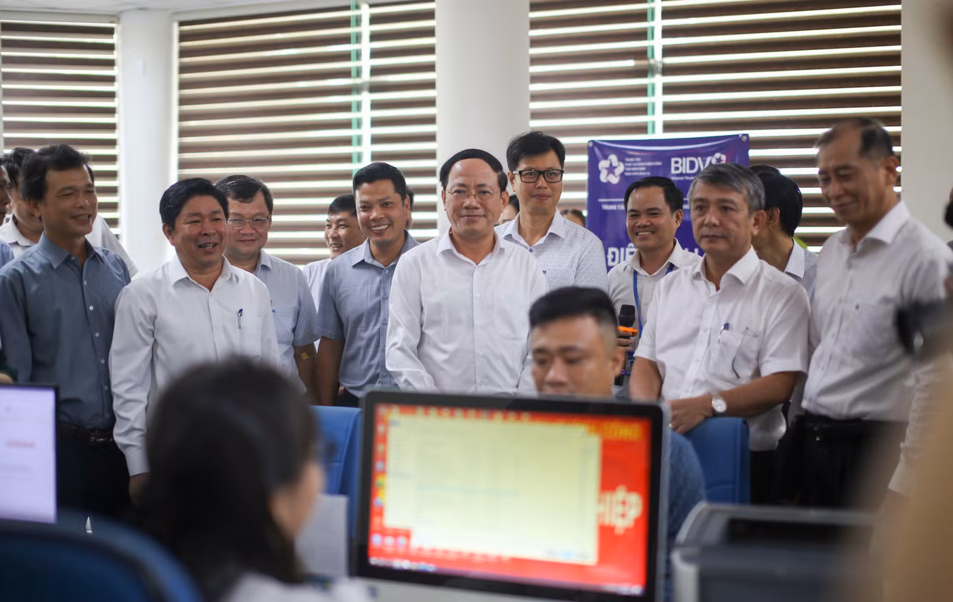 Chủ tịch tỉnh Bình Định Phạm Anh Tuấn (hàng đầu, thứ 3 từ phải qua) trực tiếp theo dõi quá trình tiếp nhận và xử lý hồ sơ. Ảnh: Trương Định