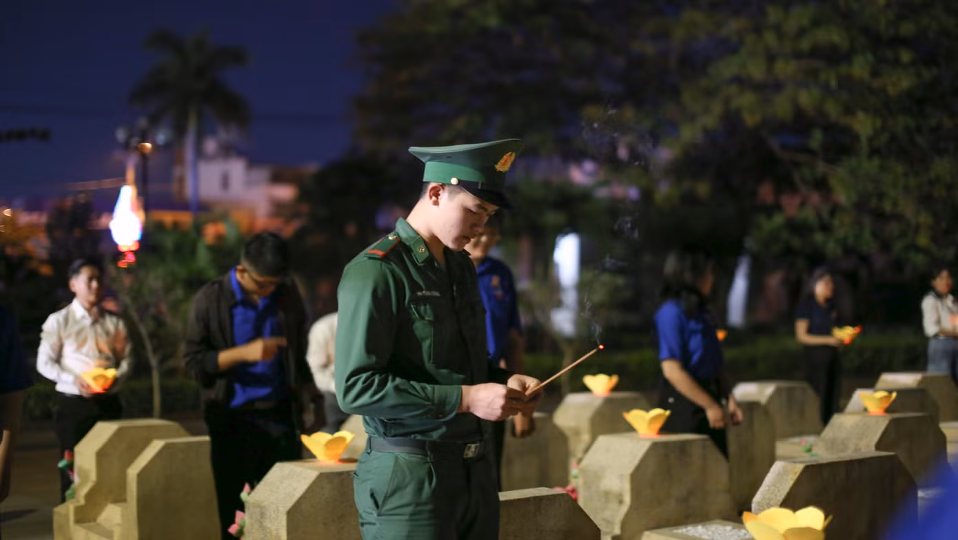 Cùng thời điểm, tại 115 nghĩa trang liệt sĩ, đài tưởng niệm, tuổi trẻ Bình Định đồng loạt cùng nhau thắp lên những ngọn nến, những nén tâm nhang tưởng nhớ, tri ân những người con ưu tú của dân tộc. Ảnh: Trương Định
