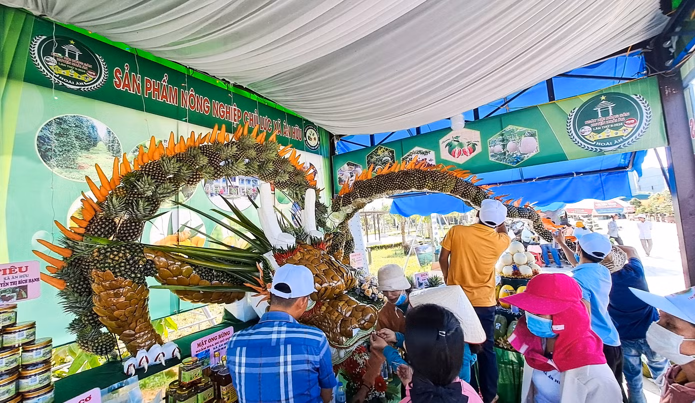 Theo ghi nhận của PV, sáng 17/5, các địa phương của huyện Hoài Ân gấp rút hoàn thiện các gian hàng trưng bày sản phẩm thế mạnh của mình. Ảnh: Trương Định Theo ghi nhận của PV, sáng 17/5, các địa phương của huyện Hoài Ân gấp rút hoàn thiện các gian hàng trưng bày sản phẩm thế mạnh của mình. Ảnh: Trương Định