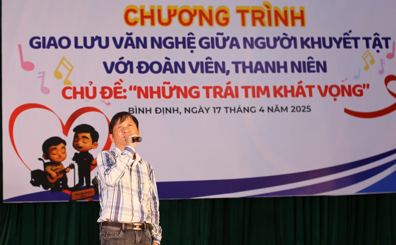 Người khuyết tật thể hiện tài năng ca hát. Ảnh: Trương Định Người khuyết tật thể hiện tài năng ca hát. Ảnh: Trương Định