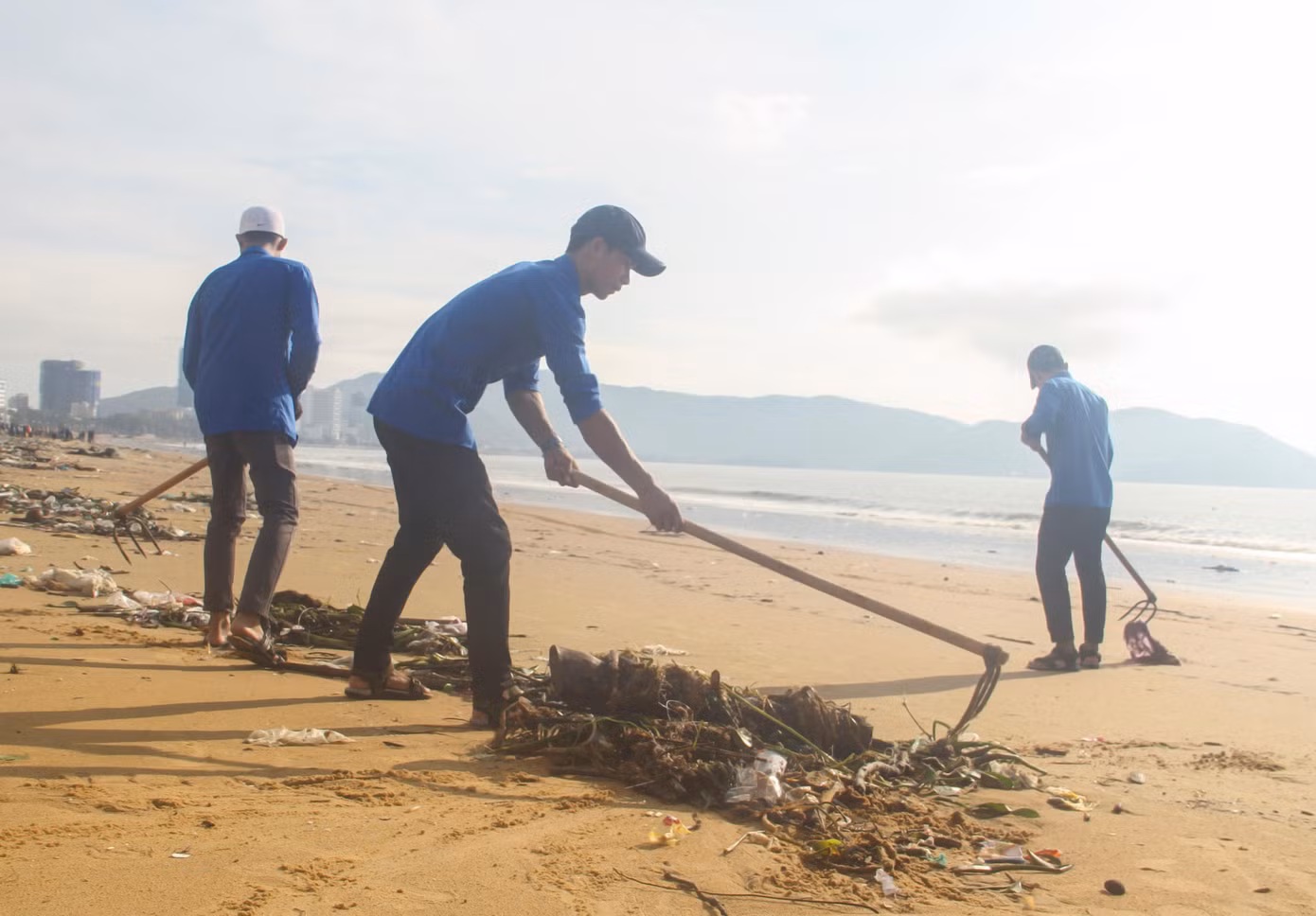 Ra quân dọn rác tại bãi biển Quy Nhơn sau bão. Ảnh: Trương Định