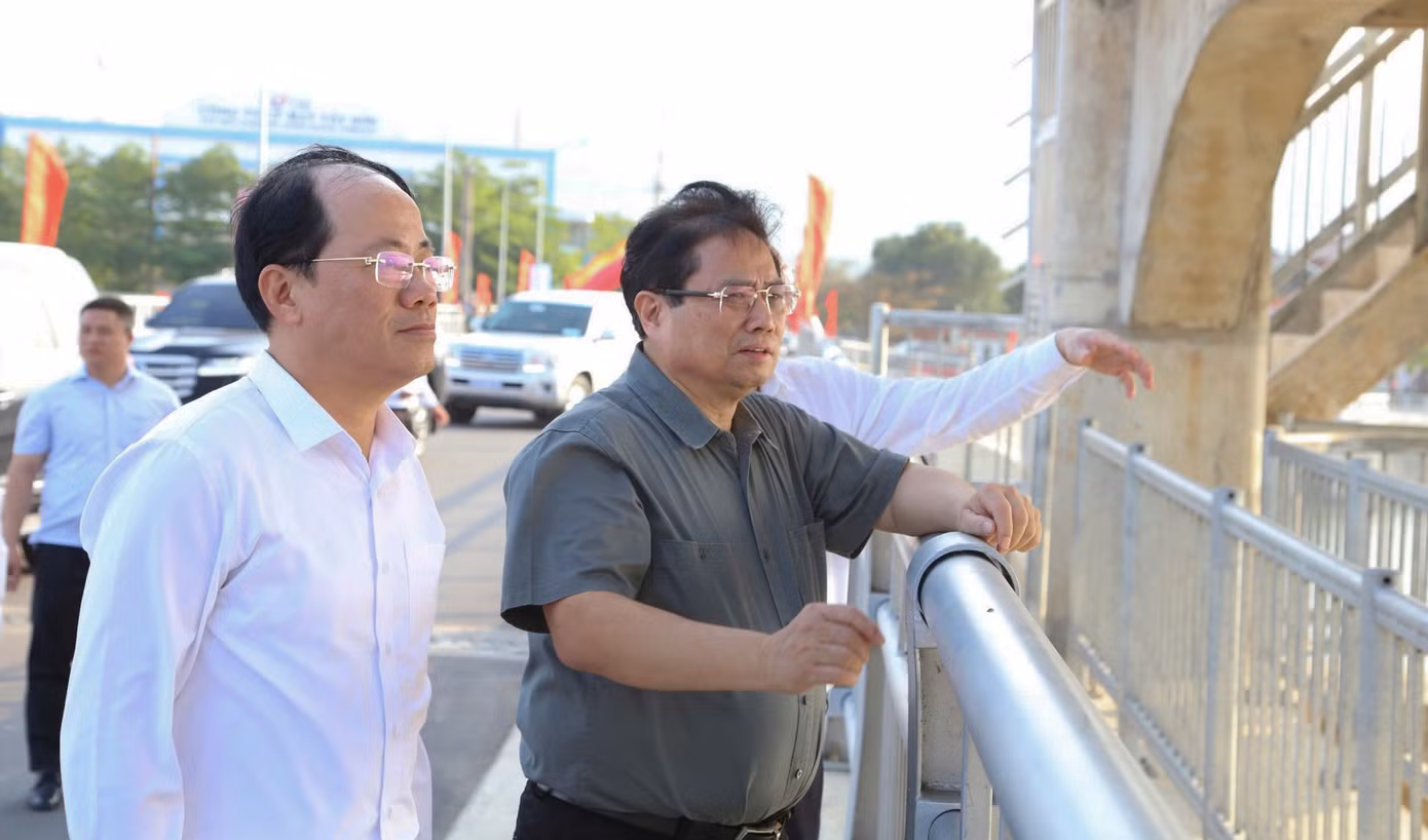 Thủ tướng Phạm Minh Chính tham quan đập dâng Phú Phong. Ảnh: Trương Định
