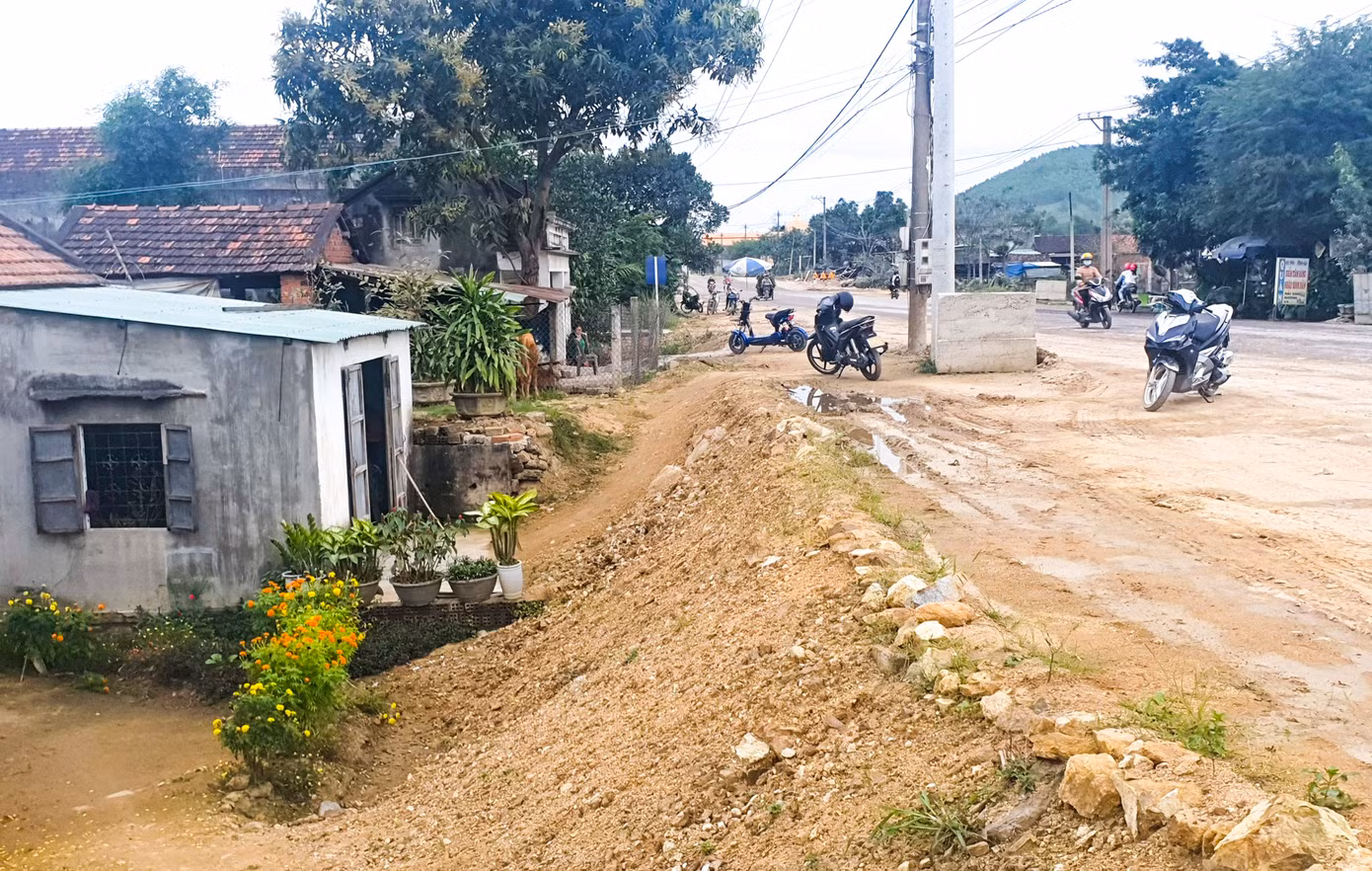 Mặt đường cao hơn nhà dân khoảng từ 1,22 - 4,1m.