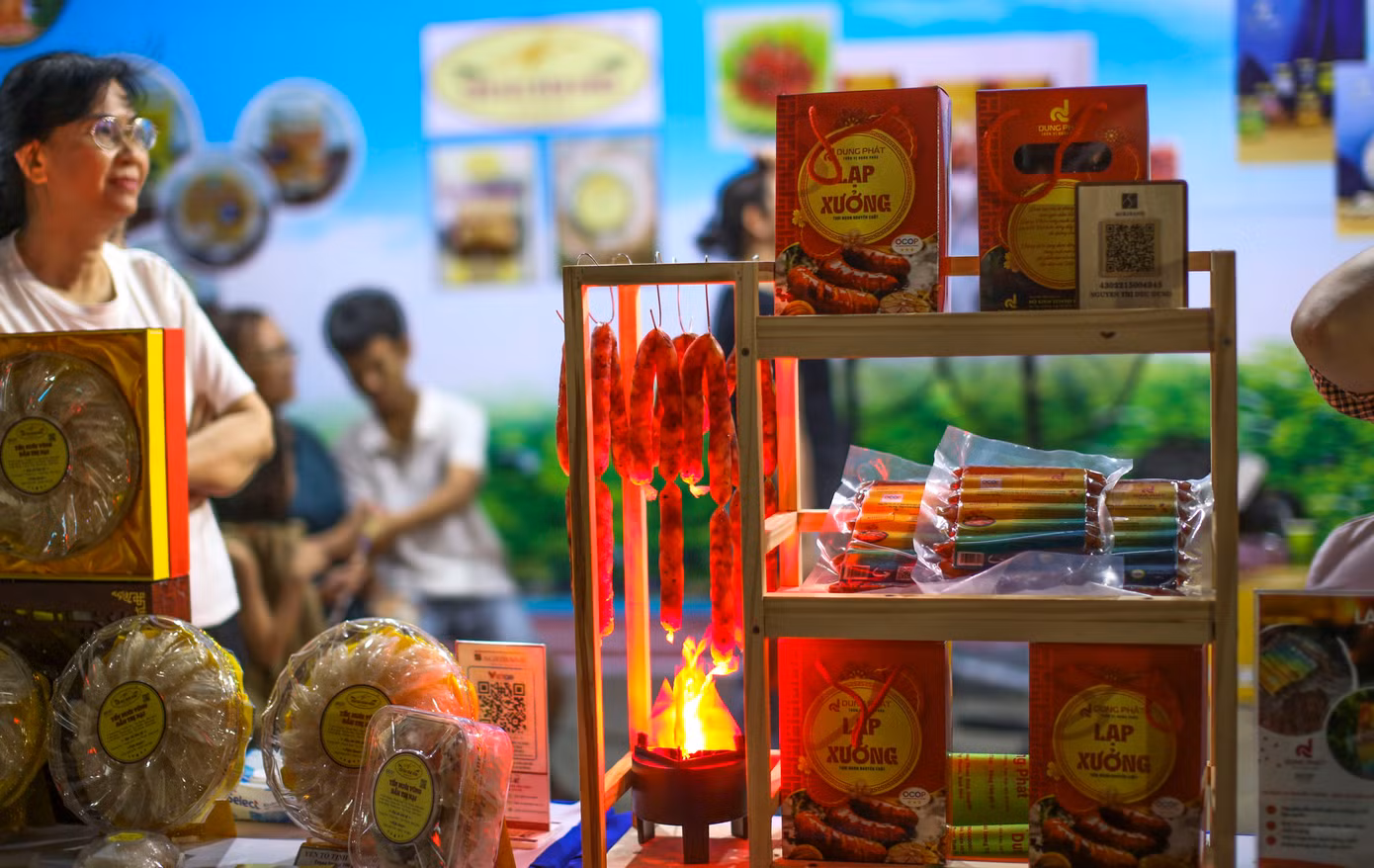 Người dân mua sắm tại các gian hàng sản phẩm OCOP. Ảnh: Trương Định