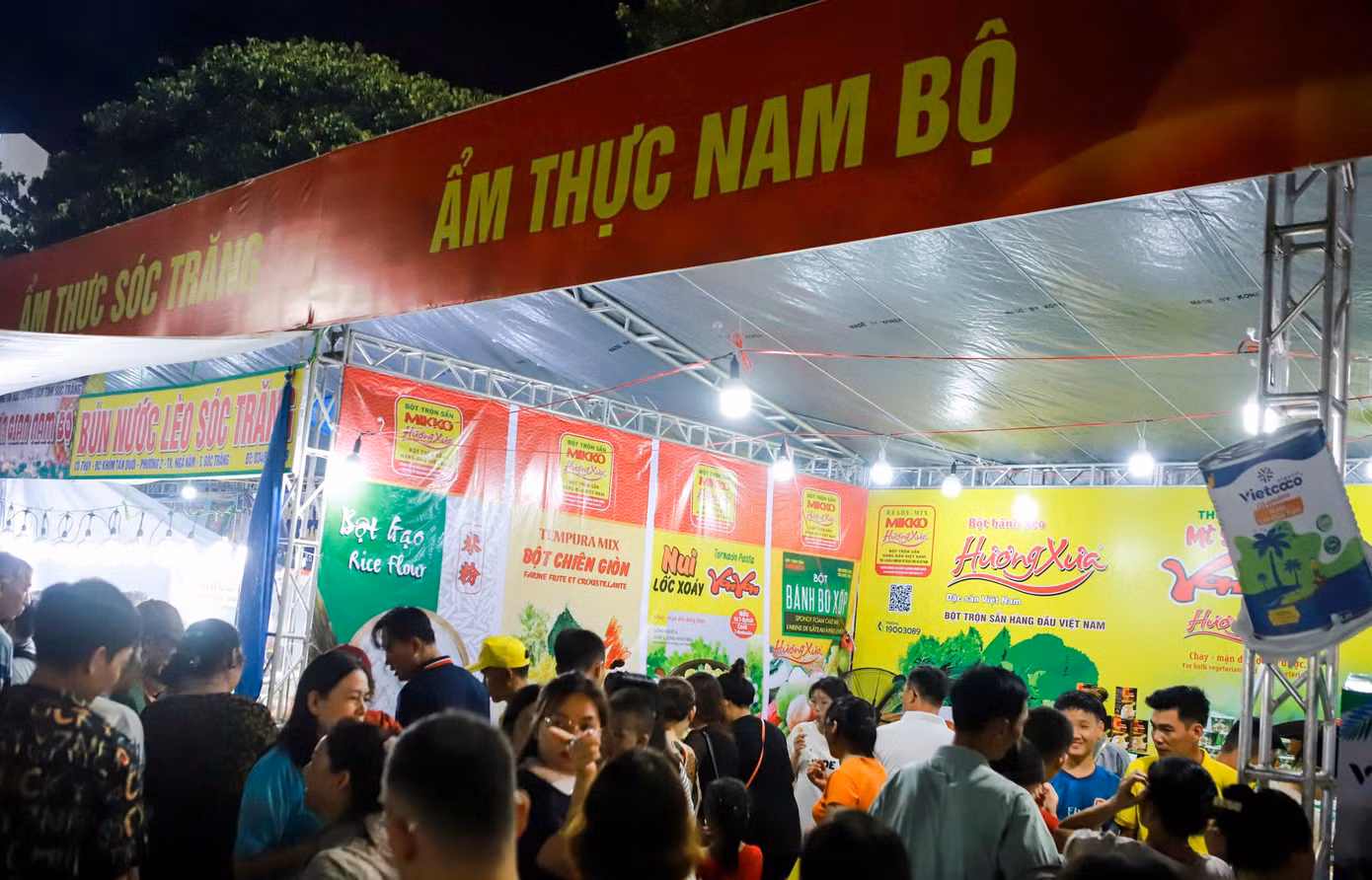 Khung cảnh náo nhiệt tại các gian hàng. Ảnh: Trương Định