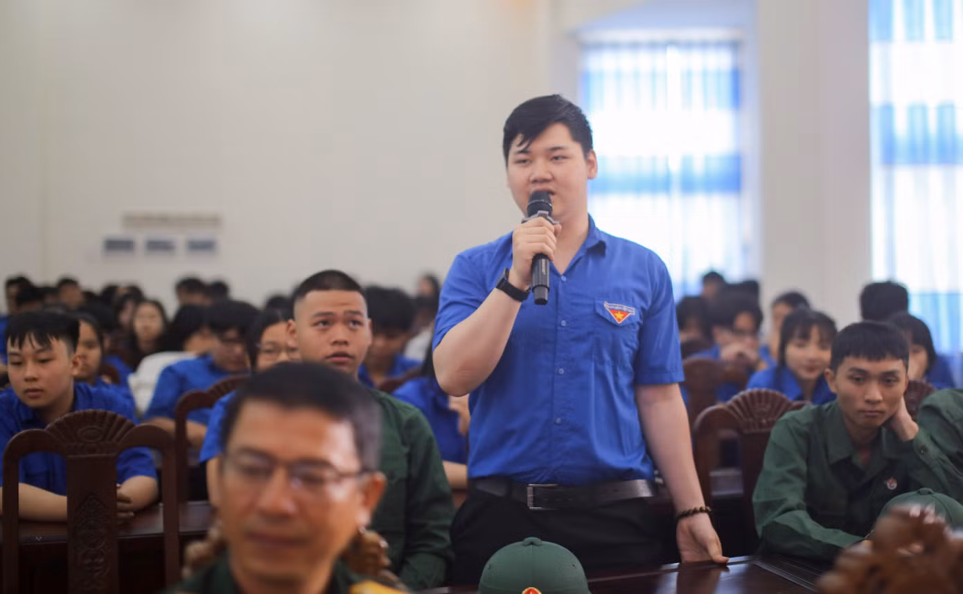 Các bạn đoàn viên thanh niên chia sẻ tại chương trình. Ảnh: Trương Định