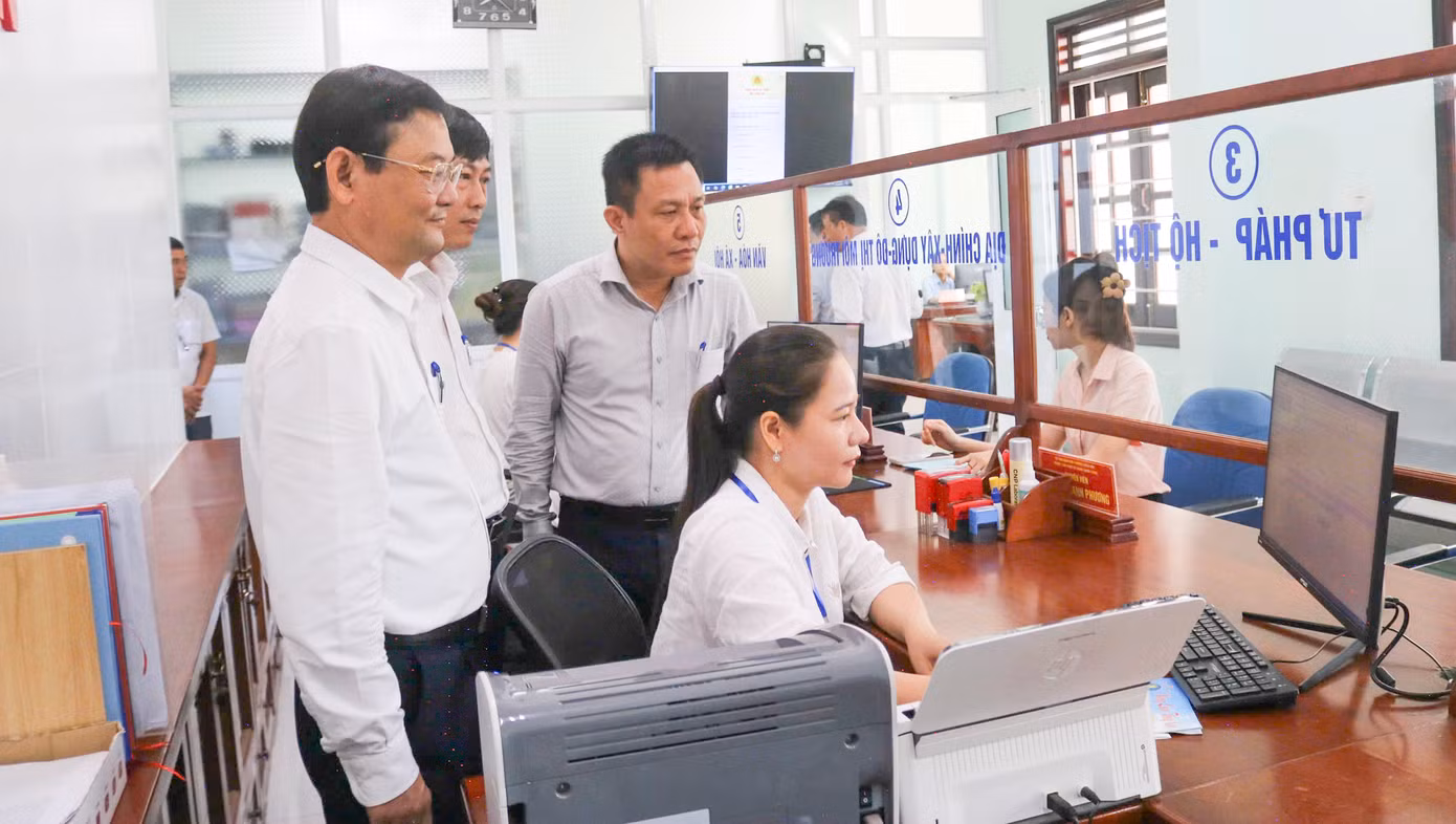 Phó Chủ tịch UBND tỉnh Nguyễn Tự Công Hoàng (bên trái) kiểm tra tại phường Bồng Sơn.
