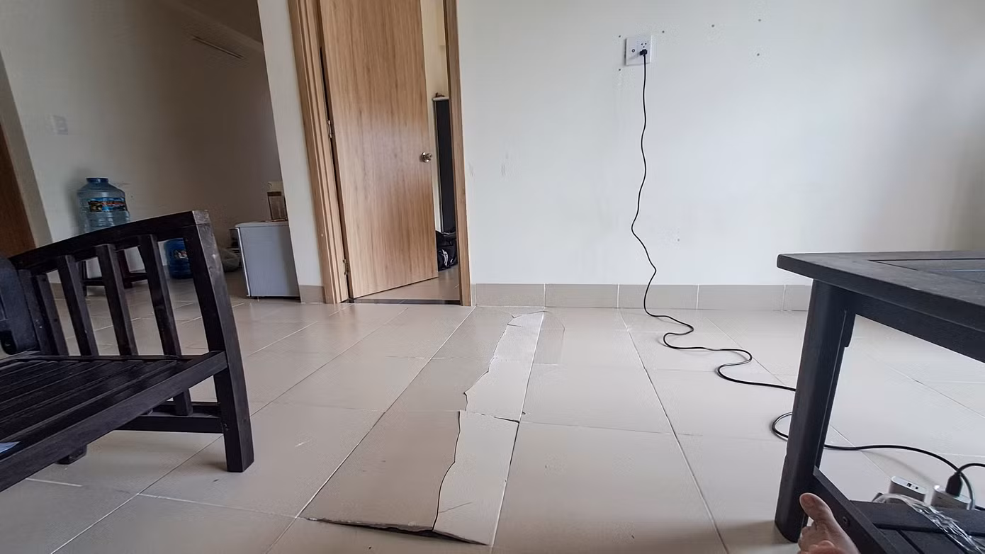 Nền gạch chung cư Hoàng Văn Thụ bất ngờ bị phồng rộp, nứt toác. Ảnh: Trương Định