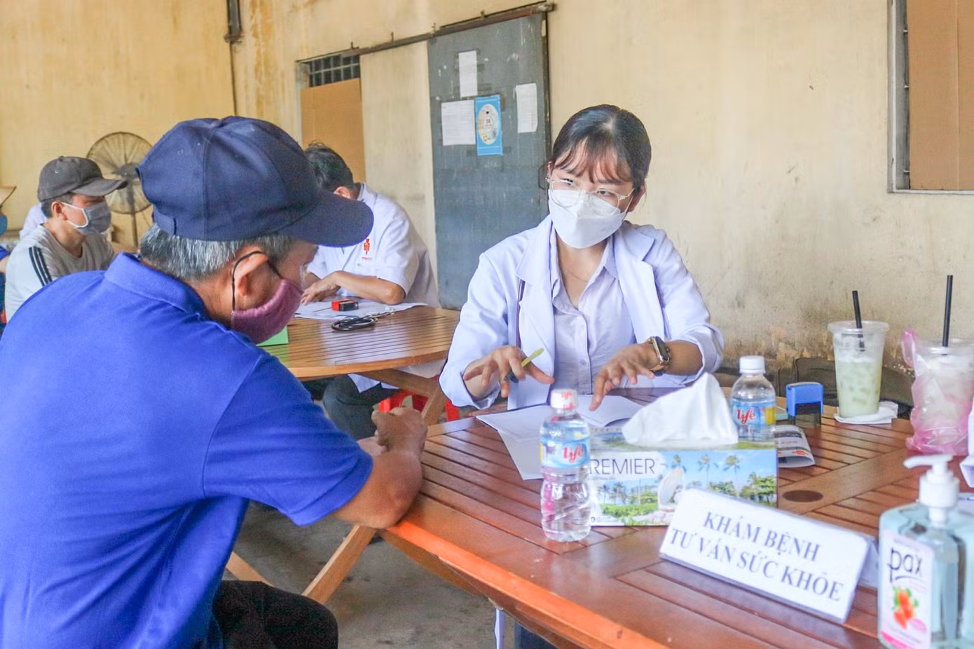 Tổ chức khám bệnh tư vấn sức khỏe cho công nhân.