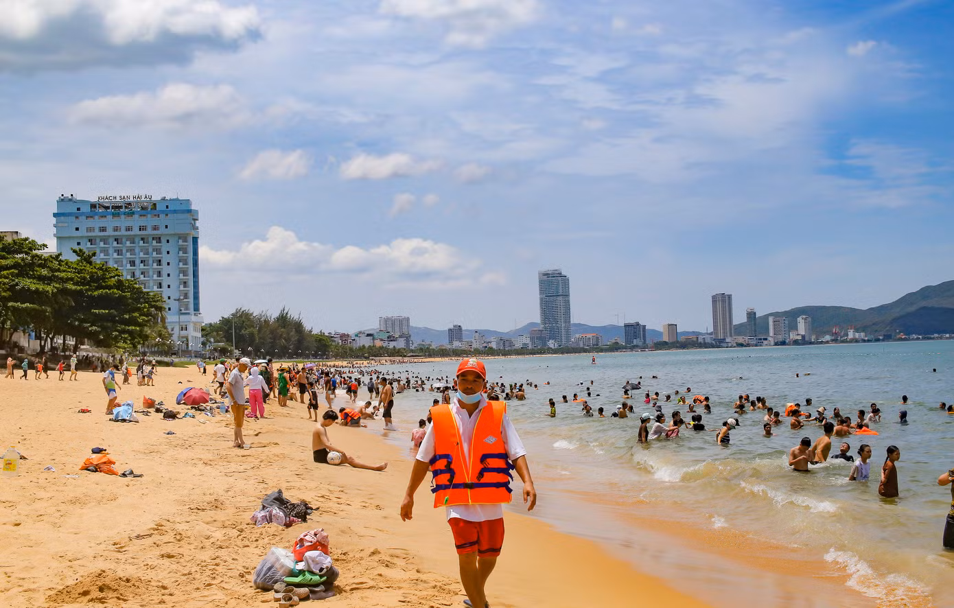 Biển Quy Nhơn đông đúc người tắm lúc 12 giờ trưa ngày Tết Đoan Ngọ. Ảnh: Trương Định.