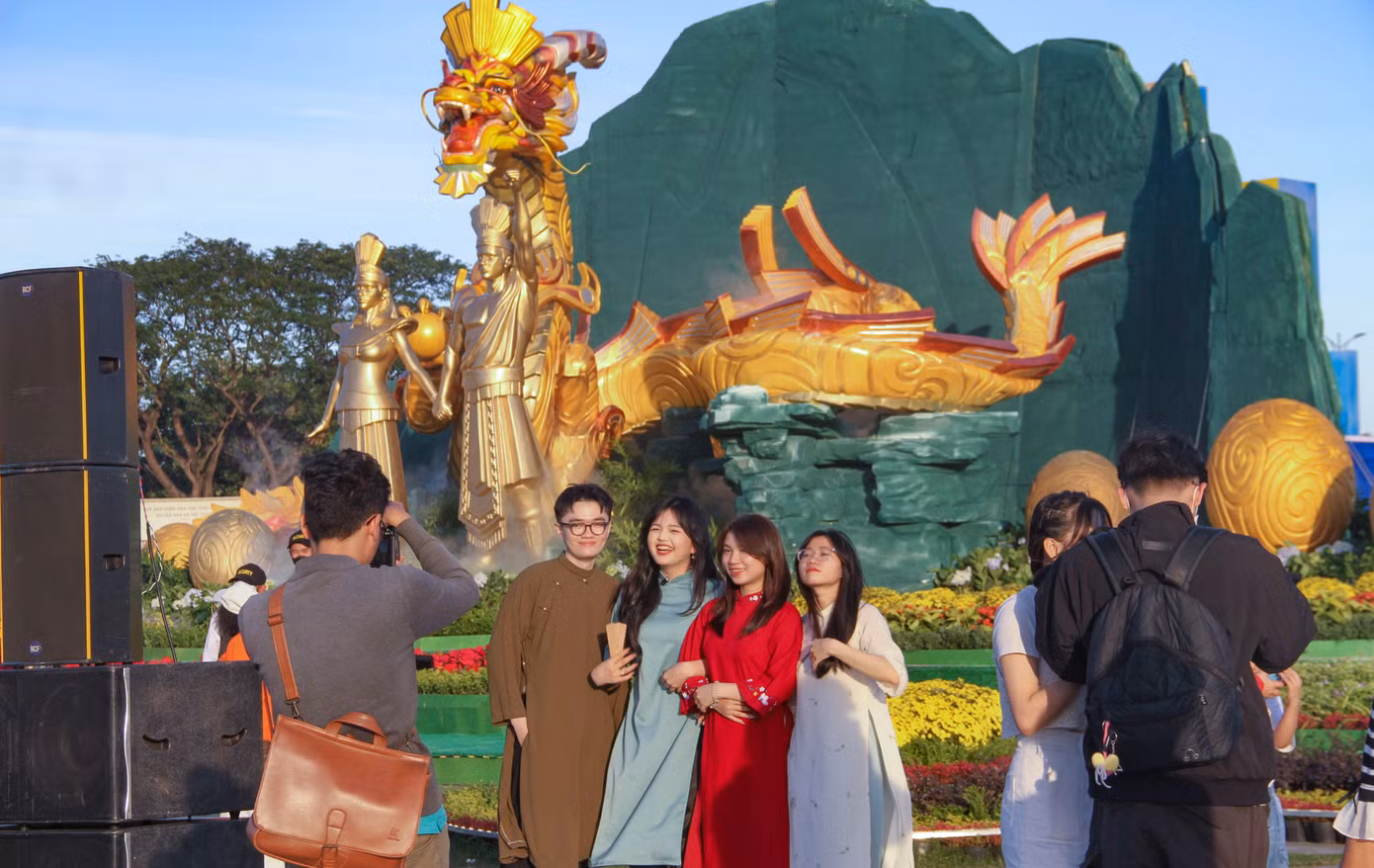 Các bạn trẻ check - in cùng rồng chính. (Ảnh: Trương Định)