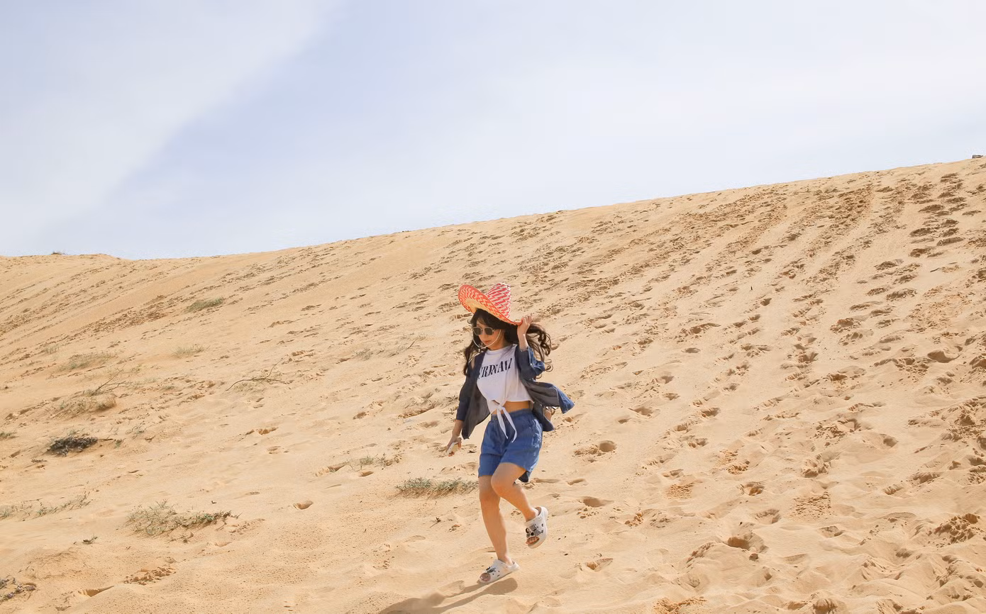 Du khách thích thú đi bộ dạo chơi trên đồi cát Phương Mai. Ảnh: Trương Định.