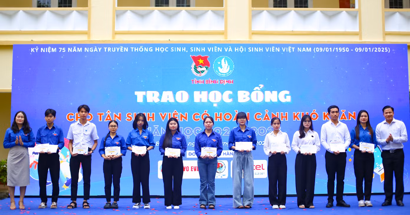 Trao học bổng cho tân sinh viên có hoàn cảnh khó khăn. Ảnh: Trương Định