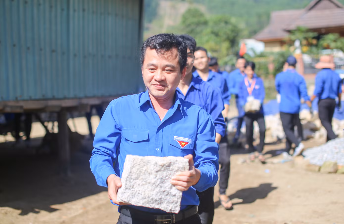 Tuổi trẻ Bình Định chung tay xóa nhà tạm, nhà dột nát. Ảnh: Trương Định