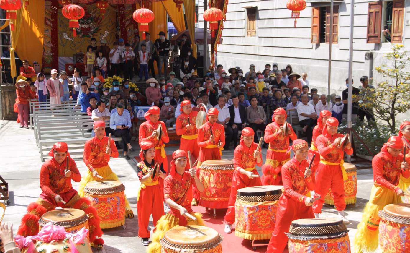 Màn biểu diễn trống khai lễ hội. Ảnh: Trương Định Màn biểu diễn trống khai lễ hội. Ảnh: Trương Định
