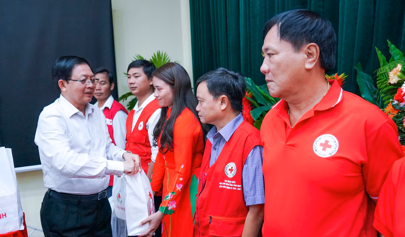 Bí thư Tỉnh ủy Bình Định Hồ Quốc Dũng trao quà cho các cá nhân tiêu biểu trong phong trào “Người tốt, việc thiện”.