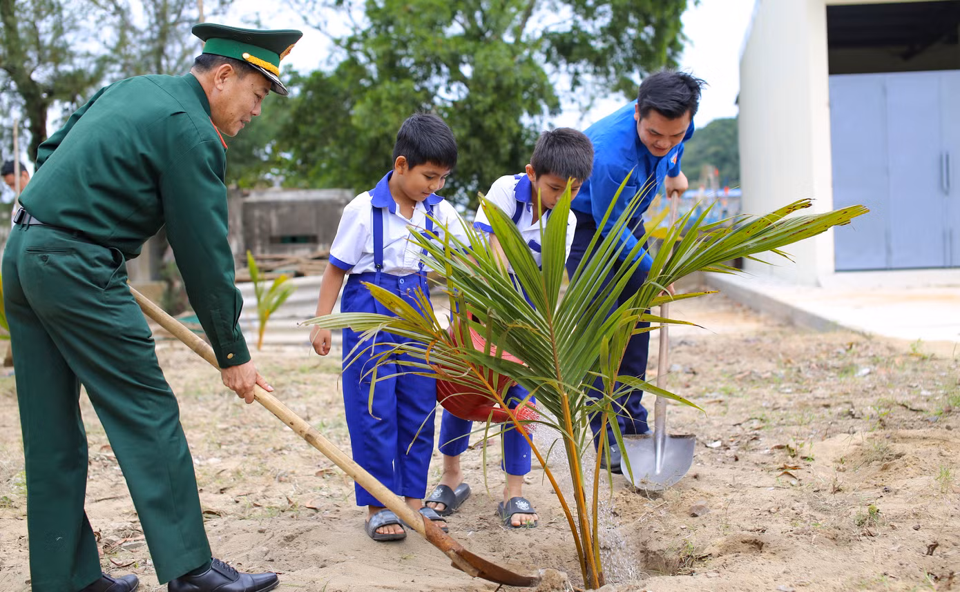 Trao tặng công trình “Vườn dừa thanh niên” cho đồn Biên phòng Cát Khánh. Trao tặng công trình “Vườn dừa thanh niên” cho đồn Biên phòng Cát Khánh.