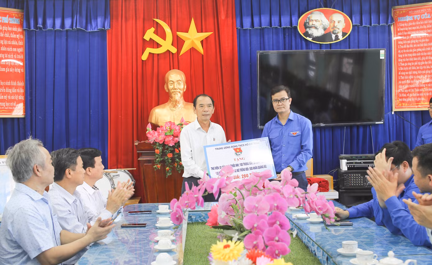 Trao tặng các phần quà cho Trường Tiểu học số 3 Phước Sơn. Ảnh: Trương Định