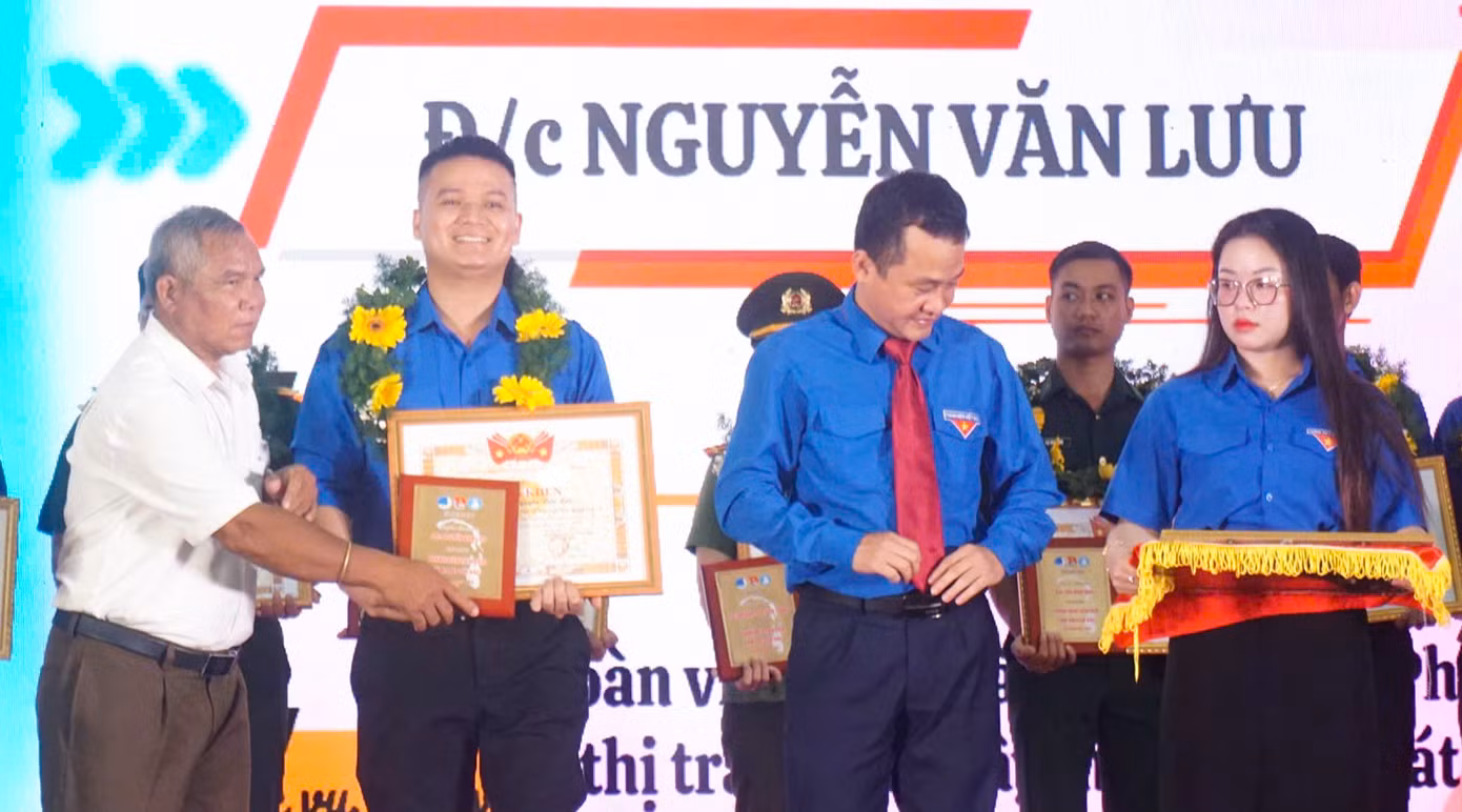 Tuyên dương các gương thanh niên tiên tiến làm theo lời Bác. Ảnh: Trương Định