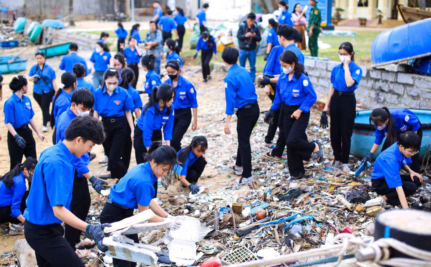Ra quân dọn rác bờ biển. Ảnh: Trương Định Ra quân dọn rác bờ biển. Ảnh: Trương Định