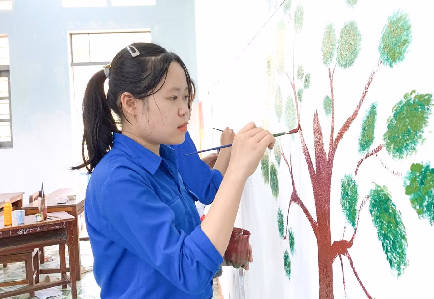Sơn sửa, vẽ tranh cho các phòng học.