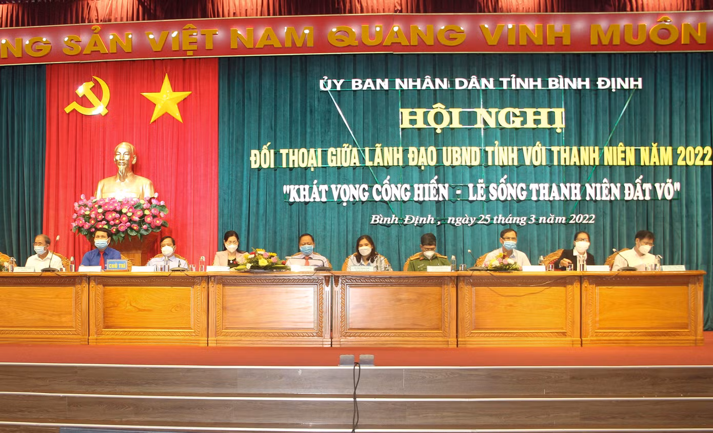 Lãnh đạo UBND tỉnh Bình Định, đại diện một số sở ngành đối thoại với thanh niên năm 2022. Ảnh: T.Đ
