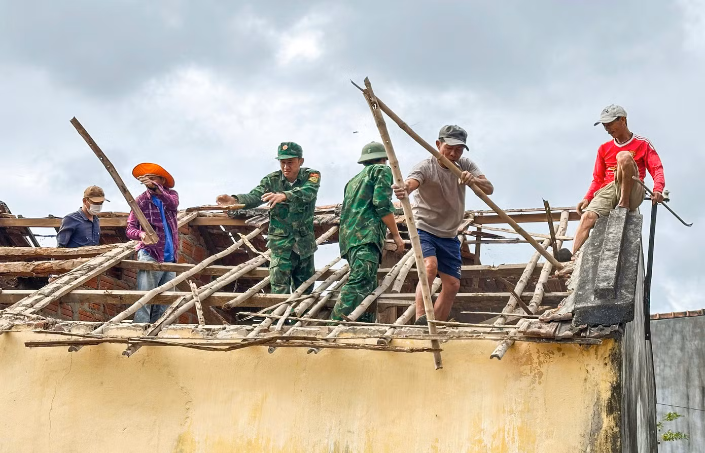 Bình Định huy động sức mạnh tổng lực của cả hệ thống chính trị tham gia xóa nhà tạm, nhà dột nát trên địa bàn. Thực hiện kế hoạch, trong năm 2025, số hộ nêu trên sẽ được tỉnh hỗ trợ. Trong đó, xây mới 2.731 hộ với mức hỗ trợ 60 triệu đồng/hộ, sửa chữa 1.711 hộ (mức hỗ trợ 30 triệu đồng/hộ). Tổng kinh phí hỗ trợ hơn 215 tỷ đồng.