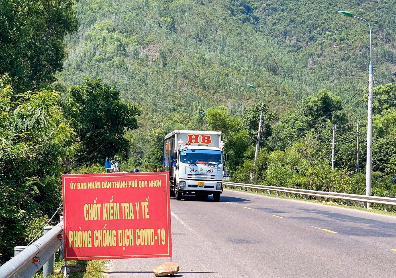 Chốt kiểm tra y tế trên QL 1D Quy Nhơn - Sông Cầu. Ảnh: Trương Định