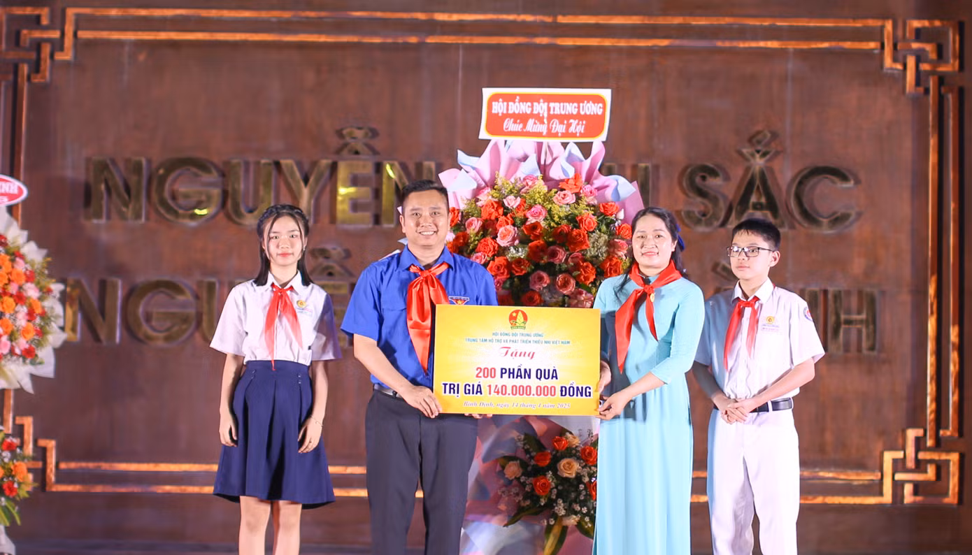 Anh Lê Anh Quân - Phó Trưởng ban Ban Công tác Thiếu nhi T.Ư Đoàn, Phó Chủ tịch Hội đồng Đội T.Ư, Giám đốc Trung tâm Hỗ trợ và Phát triển Thiếu nhi Việt Nam trao tặng quà. Ảnh: Trương Định