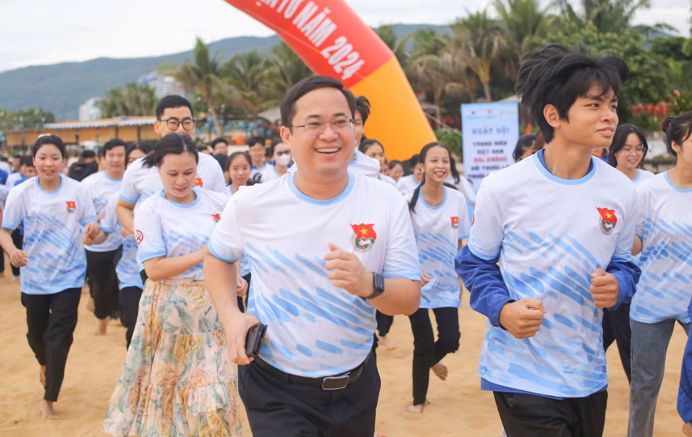 Anh Nguyễn Quốc Huy - Ủy viên Ban Thường vụ, Chánh Văn phòng Trung ương Đoàn (bên trái) tham gia giải chạy. Ảnh: Trương Định