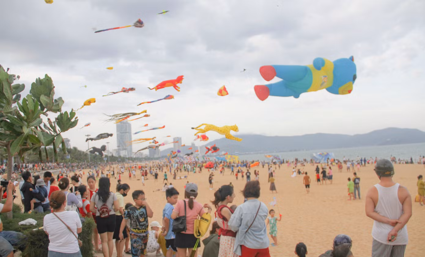 Rất đông người dân và du khách đổ về bãi biển Quy Nhơn nhìn ngắm hàng trăm con diều với tạo hình độc đáo bay trên bầu trời. Ảnh: Trương Định.