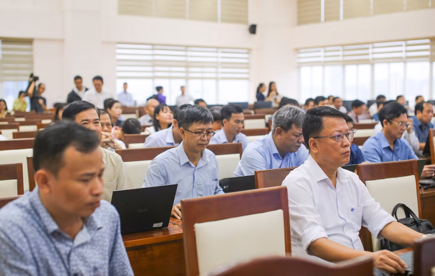 Lãnh đạo các sở, ngành của tỉnh Bình Định tham gia lớp bồi dưỡng. Ảnh: Trương Định