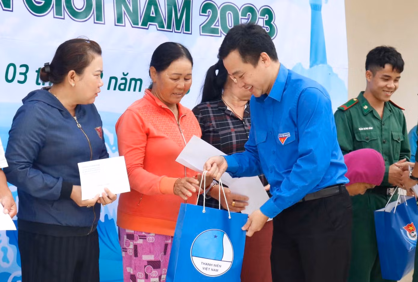 Anh Nguyễn Thành Trung - Phó Bí thư Thường trực Tỉnh Đoàn Bình Định trao quà cho các gia đình.