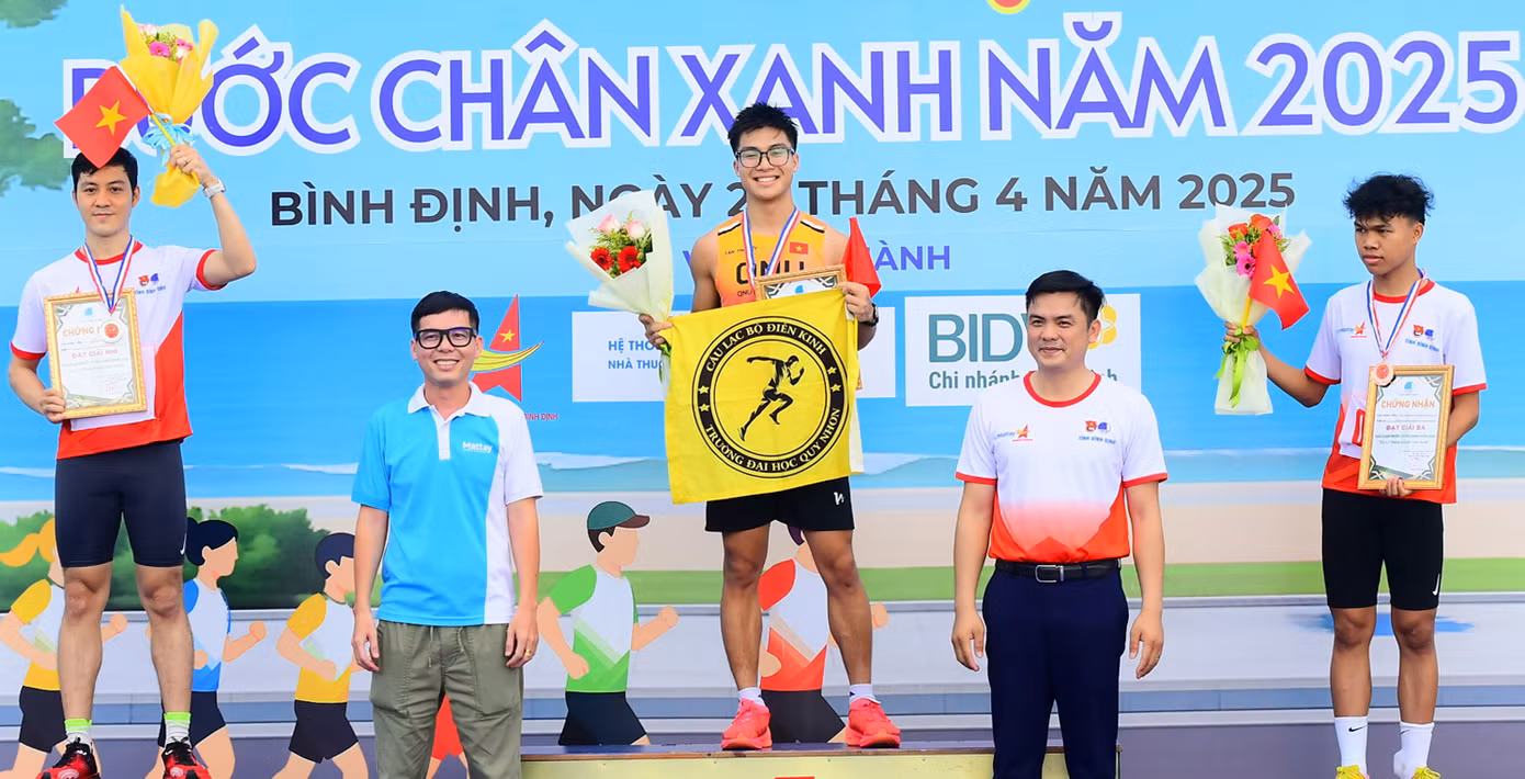 Ban Tổ chức tiến hành trao giải cho các vận động viên.