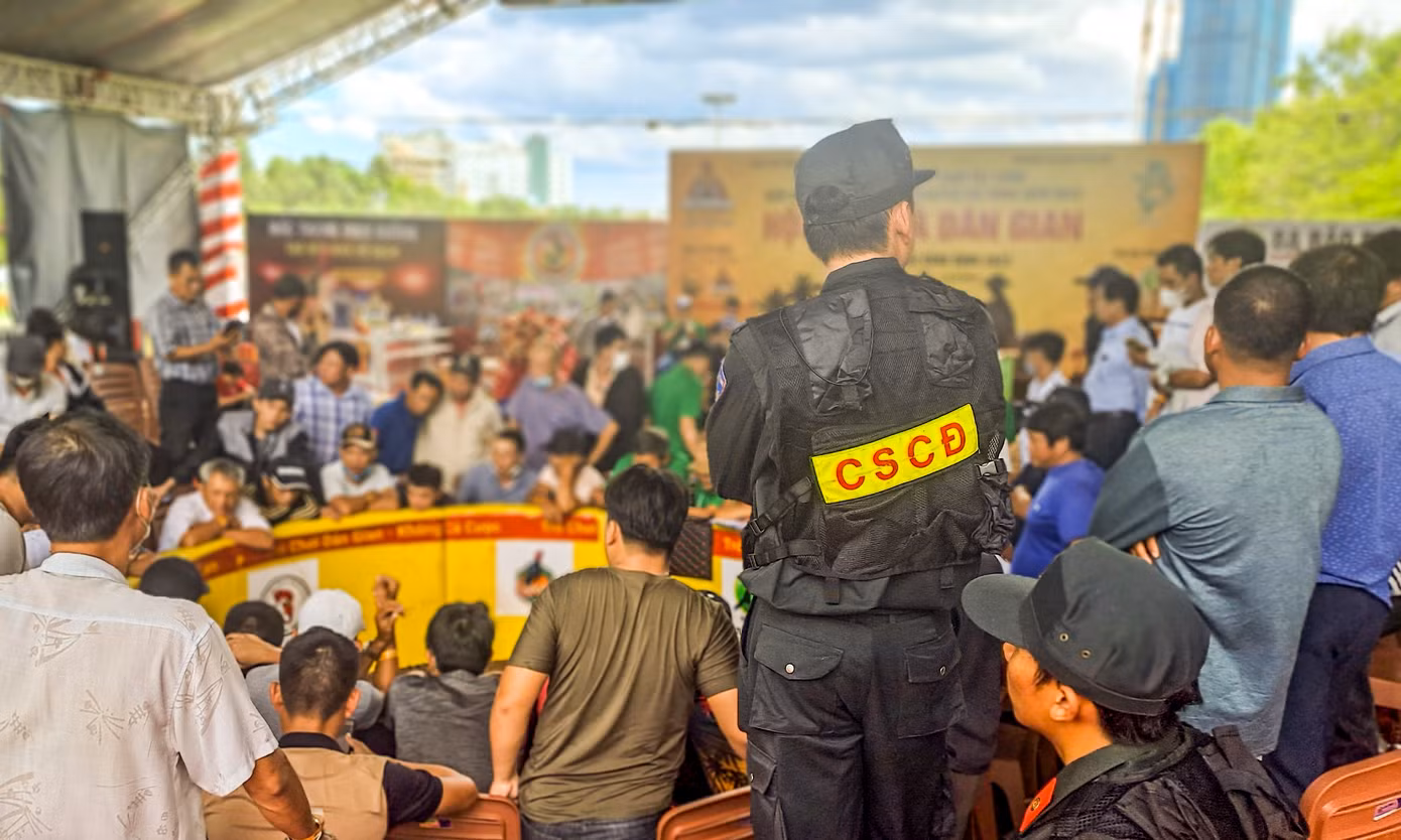 Lực lượng CSCĐ được huy động để giữ trật tự tại hội chọi gà dân gian. Ảnh: Trương Định.