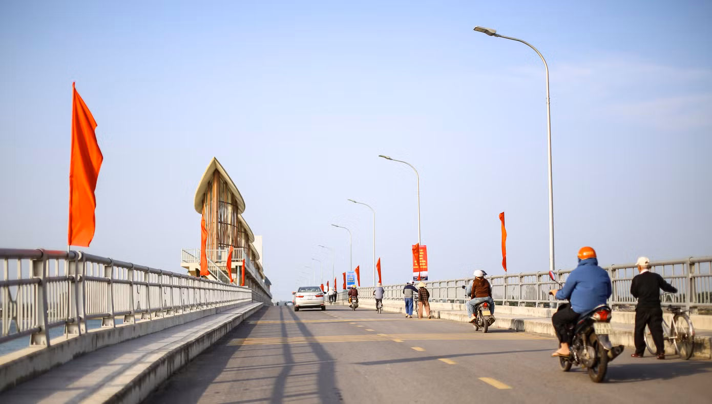 Người dân lưu thông qua cầu giao thông trên đập. Ảnh: Trương Định