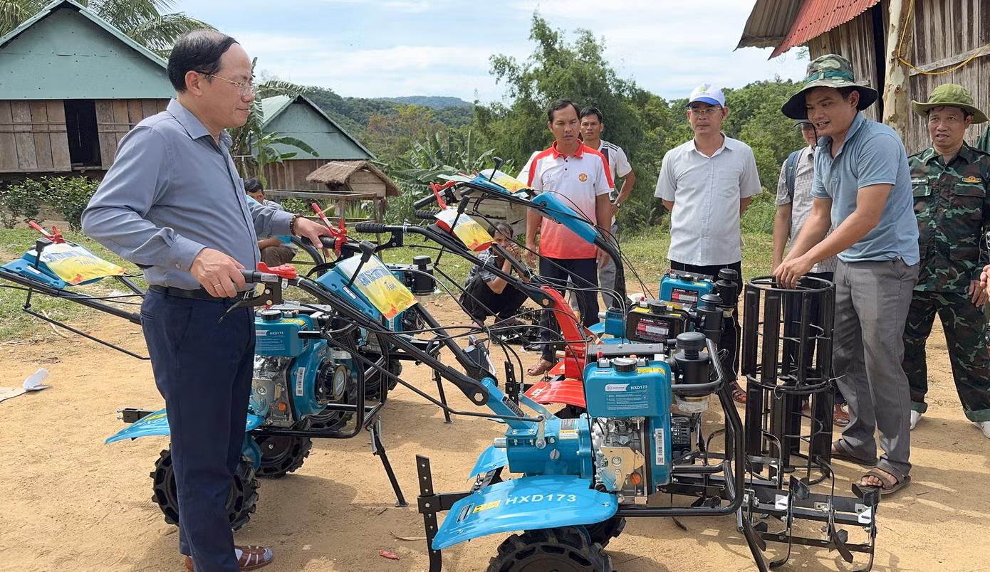 Trong chuyến công tác đến O2, ông Phạm Anh Tuấn - Chủ tịch UBND tỉnh Bình Định (bên trái) đã có những chia sẻ với người dân về những khó khăn, thiếu thốn nơi đây. Trong đó hỗ trợ thôn 5 bộ đèn năng lượng mặt trời 1.000W, 5 máy cày cầm tay, 5 bồn chứa nước inox loại 1.500 lít và 2.000m ống nước để dẫn nước từ suối về thôn. Đồng thời có những chỉ đạo, sở, ngành, địa phương quan tâm trong việc hỗ trợ người dân phát triển kinh tế.