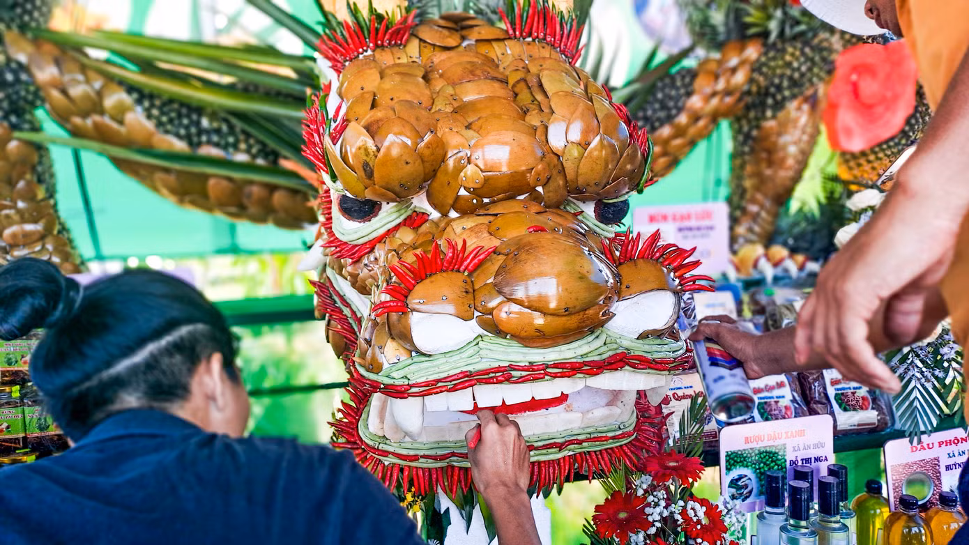 Một con rồng được tạo nên từ các loại trái cây, rau củ như: dứa, dừa, cà rốt, củ cải trắng, ớt,... Ảnh: Trương Định Một con rồng được tạo nên từ các loại trái cây, rau củ như: dứa, dừa, cà rốt, củ cải trắng, ớt,... Ảnh: Trương Định