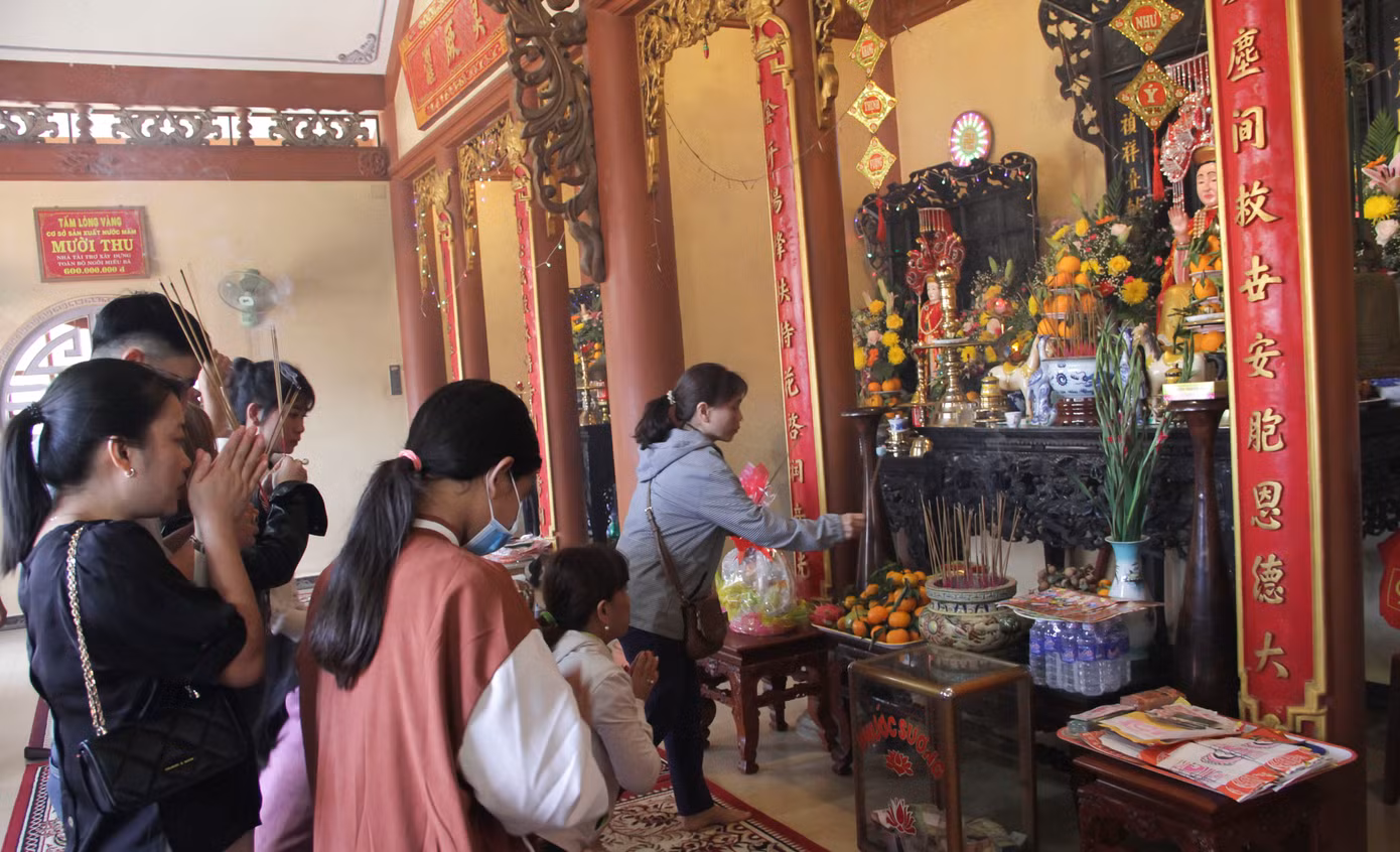 Người dân đến thắp hương. Ảnh: Trương Định Người dân đến thắp hương. Ảnh: Trương Định