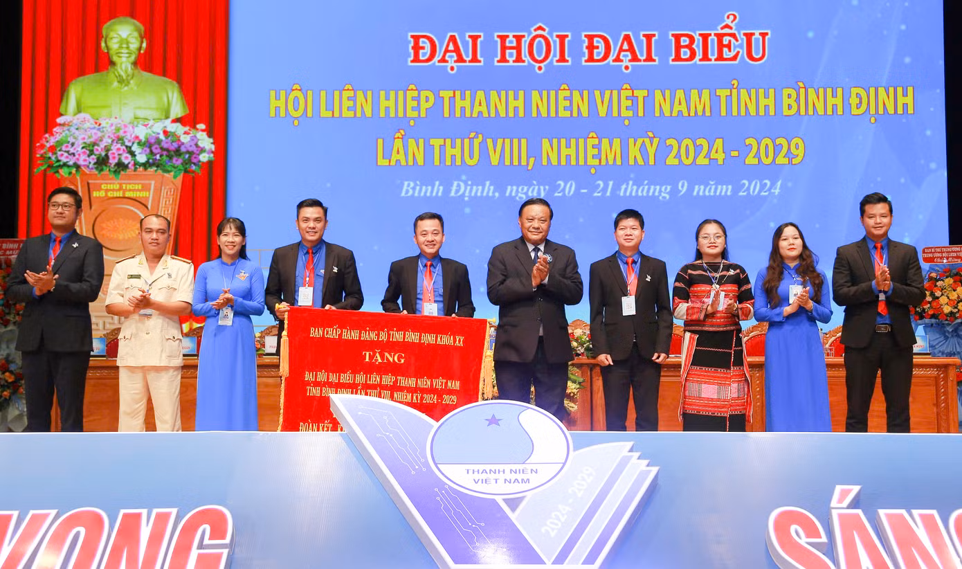 Ban Chấp hành Đảng bộ tỉnh Bình Định tặng bức trướng với dòng chữ: “Thanh niên Bình Định: Đoàn Kết - Khát Vọng - Sáng Tạo - Phát Triển” cho Hội LHTN Việt Nam tỉnh Bình Định. Ảnh: Trương Định