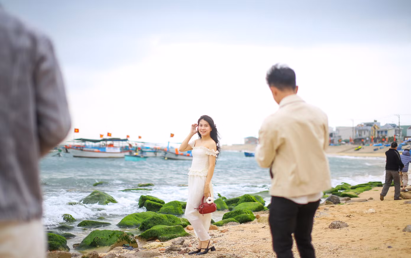 Các bạn trẻ thích thú check-in tại bãi đá rêu xanh Nhơn Hải. Ảnh: Trương Định