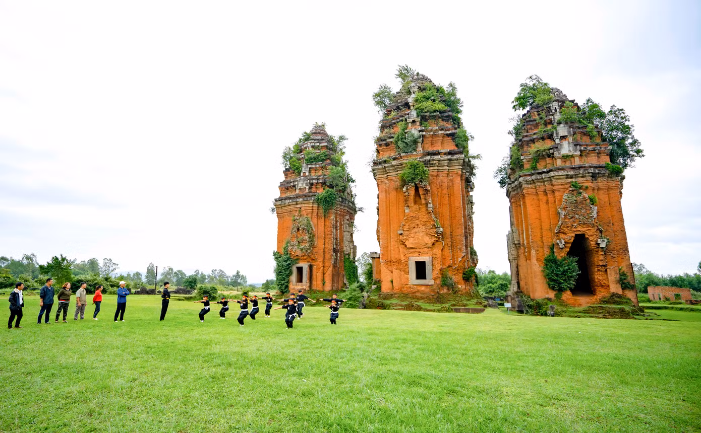 Những quần thể tháp Chăm ở Bình Định. Ảnh: Dũng Nhân.