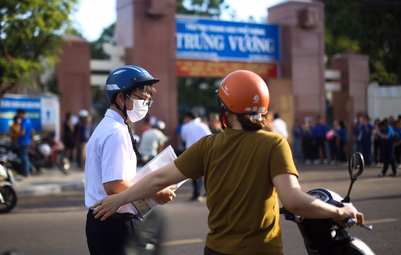 Phụ huynh dặn dò trước khi vào phòng thi. Ảnh: Trương Định