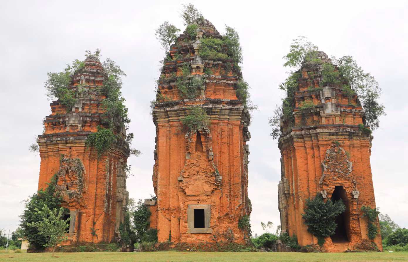 Tháp giữa cao 39 m, hai tháp bên cao 32 m và 33 m. Cả ba ngôi tháp Dương Long có hình dáng gần giống nhau như cùng nằm thẳng hàng theo trục Bắc - Nam, cửa chính quay về hướng đông. Ảnh: Trương Định.