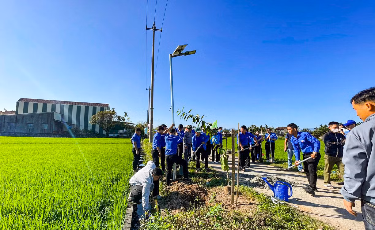 Thực hiện công trình thanh niên "sáng – xanh – sạch – đẹp", tại xã Hành Thuận. Ảnh: Nguyễn Ngọc