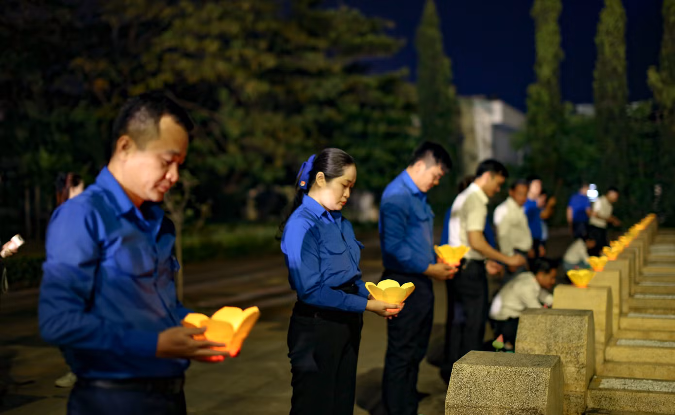Tuổi trẻ Bình Định đồng loạt thắp nến tri ân anh hùng liệt sĩ. Ảnh: Trương Định