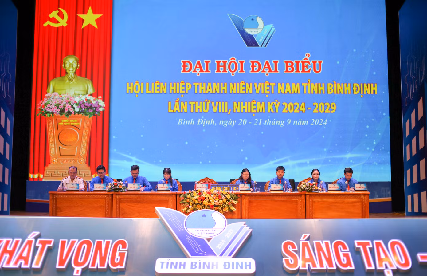 Đoàn Chủ tịch điều hành đại hội. Ảnh: Trương Định