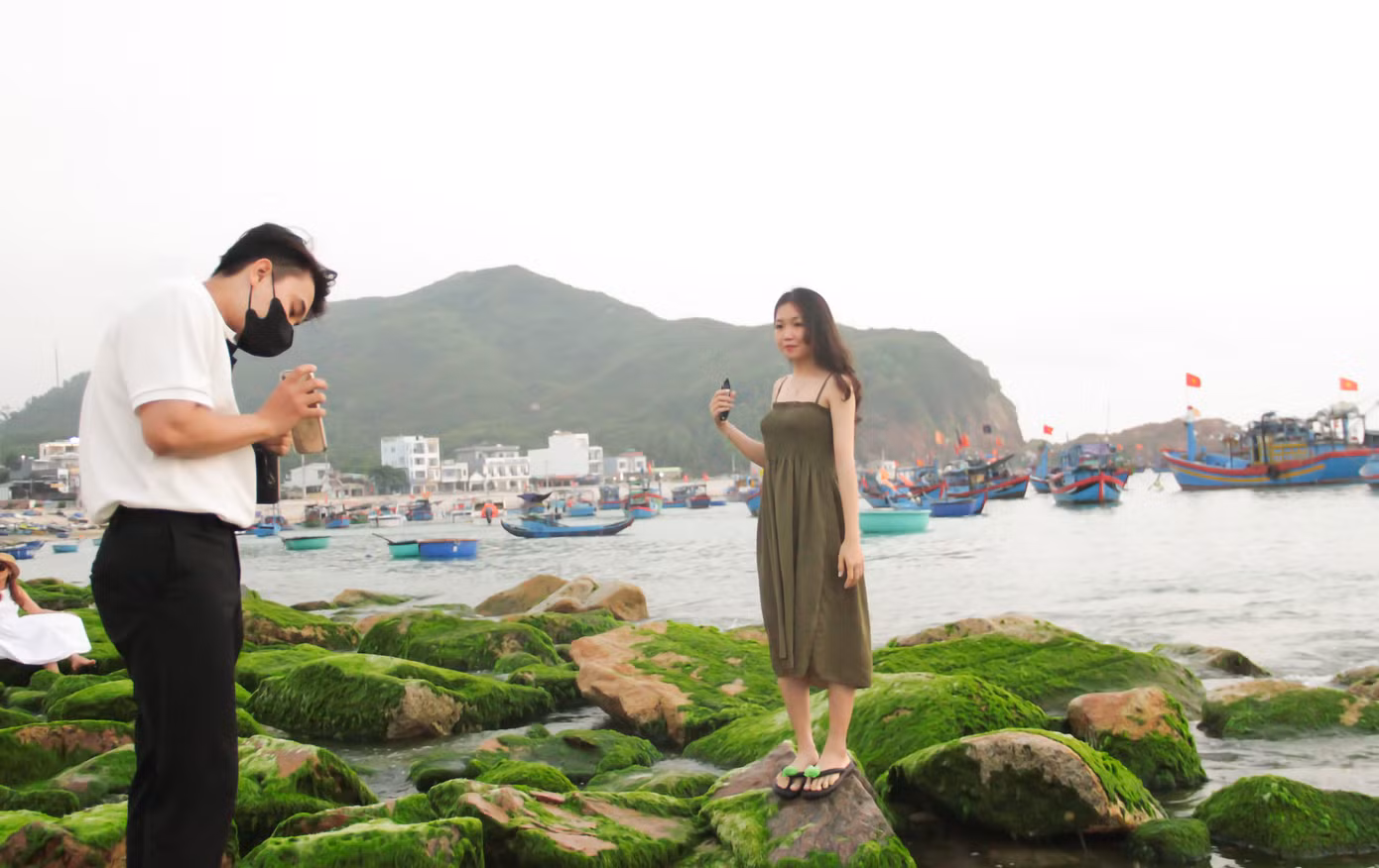 “Đẹp đến mức khó biết phải diễn tả như thế nào” – đó là chia sẻ ngắn gọn của bạn Huỳnh Hóa khi thủy triều vừa rút để lộ ra những phiến đá phủ đầy rêu xanh. Ảnh: Trương Định