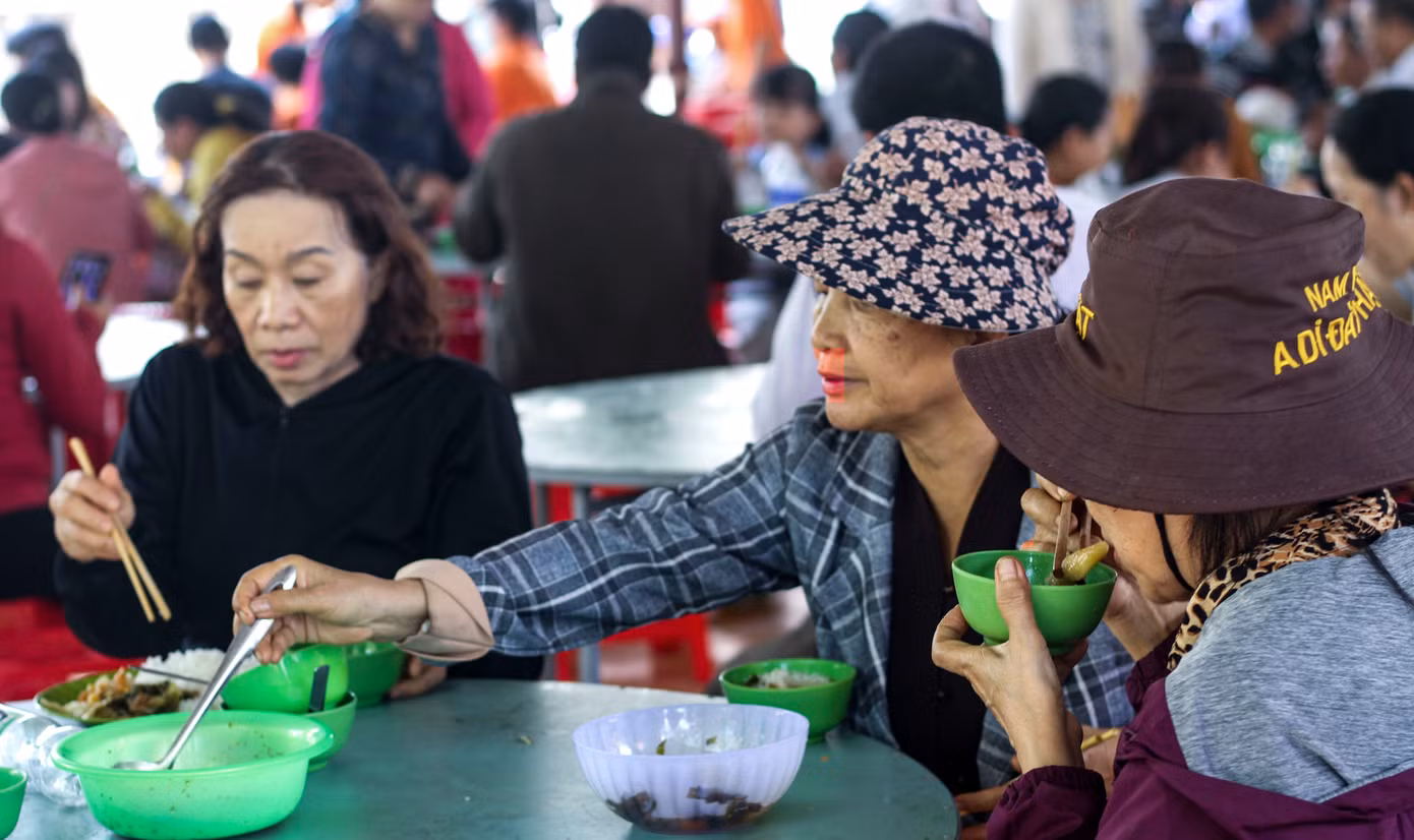 Đến với chùa Ông Núi dịp này, người dân, du khách còn được cùng nhau dùng bữa cơm chay.
